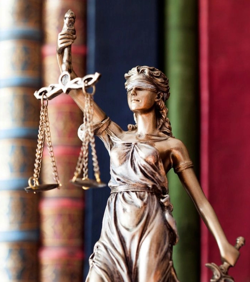 A statue of lady justice holding the scales.